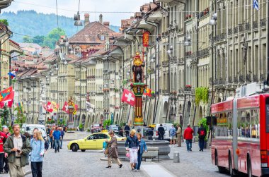 BERN, SWitzERLAND - 9 Haziran 2011: Ortaçağ şehir merkezinde Marktgasse Caddesi 'nde yürüyen insanlar