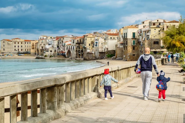 Cefalu Sicily Itália Novembro 2018 Pessoas Caminhando Mar Alonge Passeio — Fotografia de Stock