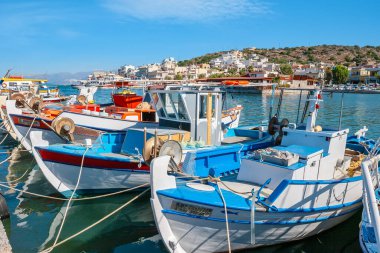 ELOUNDA, CRETE, GREECE - 22 Temmuz 2011: Limanda demirlemiş geleneksel Yunan balıkçı tekneleri
