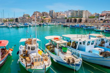 Geleneksel balıkçı tekneleriyle eski Venedik limanına bakın. Heraklion, Girit, Yunanistan