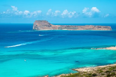 Imeri Gramvousa adası Girit 'in kuzeybatısında popüler bir turistik merkezdir. Yunanistan