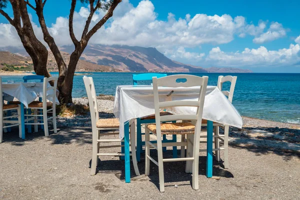 Tische Mit Stühlen Traditionellen Griechischen Tavernen Kissamos Stadt Der Küste — Stockfoto