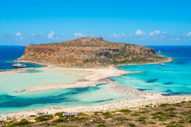 Gramvousa Yarımadası 'nda Balos plajı ve göl manzarası. Girit, Yunanistan
