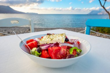 Kissamos 'taki sahil meyhanesinde geleneksel Yunan salatası. Girit, Yunanistan