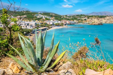 Almyrida köyüne ve körfeze bakın. Girit, Yunanistan