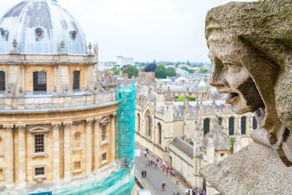 Gargoyle st. mary oskulder kyrkan. Oxford, england — Stockfoto