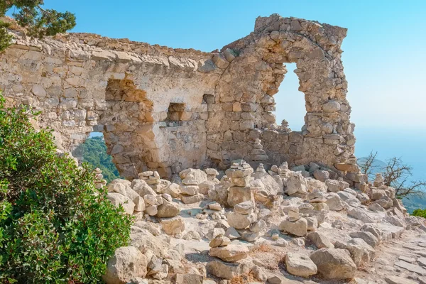 Ruinas del castillo de Monolithos. Rodas, Grecia Fotos de stock libres de derechos