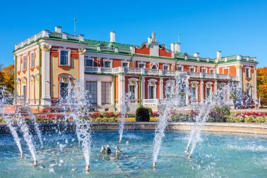 Fountain ve Kadriorg Sarayı Büyük Peter tarafından 1718-1727 yılları arasında inşa edildi. Tallinn, Estonya