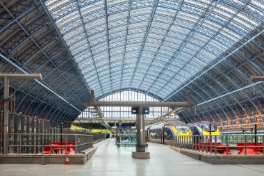 Londra, İngiltere - 17 Eylül 2025: Eurostar Platformu ve St Pancras Uluslararası Tren İstasyonu
