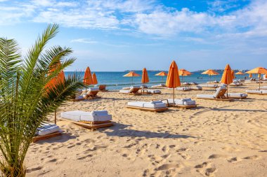 Karadeniz 'deki resimli kumlu sahile bak. Sunny Beach, Bulgaristan