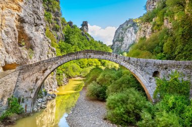 Voidomatis Nehri üzerinde Noutsos veya Kokkoris 'in taş köprüsü. Zagorochoria, Epirus, Yunanistan