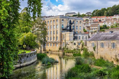 River Avon ve Abbey Mill binalarıyla şehir manzarası. Bradford Avon, Wiltshire, İngiltere