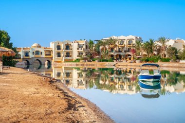 El Gouna kasabasındaki kanal boyunca manzara. Mısır