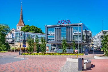 Rakvere, Estonya - 17 Haziran 2022: St. Trinity Kilisesi 'nin AQVA Hotel & Spa binası ve kulesine bakın