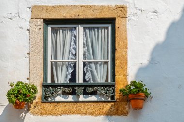 Duvarları beyazlatılmış eski pencere. Portekiz