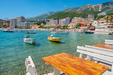 Adriyatik kıyısındaki pitoresk bir kafede. Rafailovici, Karadağ