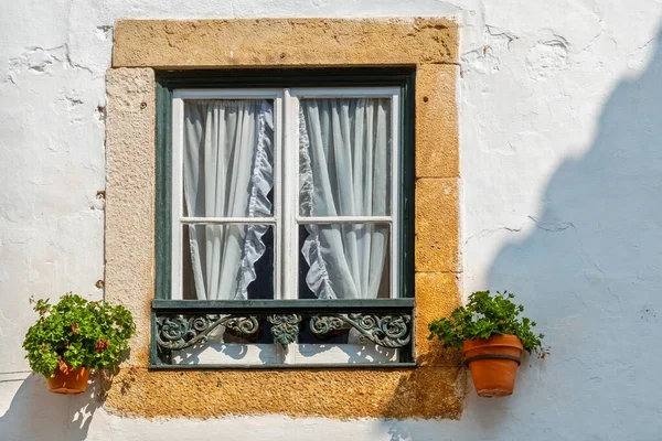 Duvarları beyazlatılmış eski pencere. Portekiz