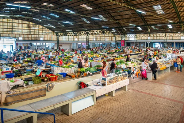 Nazare, Portekiz - 9 Eylül 2017: Belediye pazarında ticaret