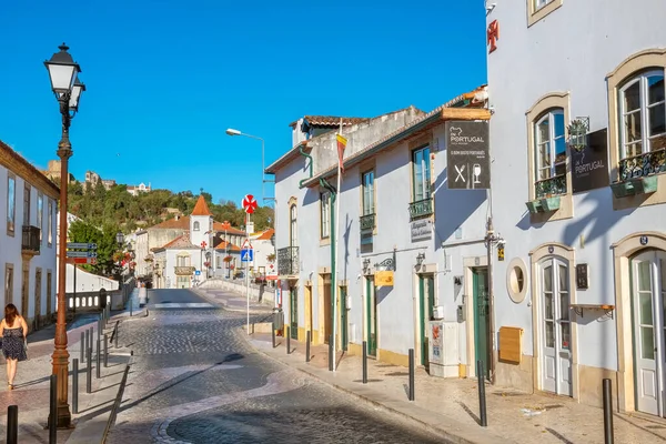 Tomar, Portekiz - 10 Eylül 2017: Eski kasabanın merkezinde sokak ve köprü