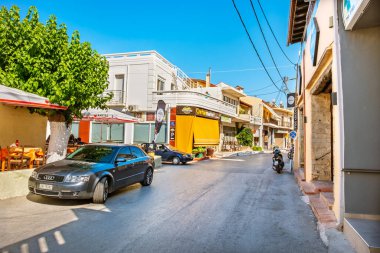Kalyves, Girit, Yunanistan - 26 Temmuz 2021: Armenoi belediyesinin büyük sahil köyündeki ana cadde