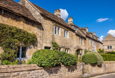 Tarihi Bradford-on-Avon kasabasındaki eski evler. Wiltshire, İngiltere