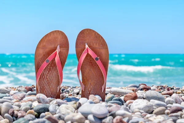 Sandálias na praia — Fotografia de Stock
