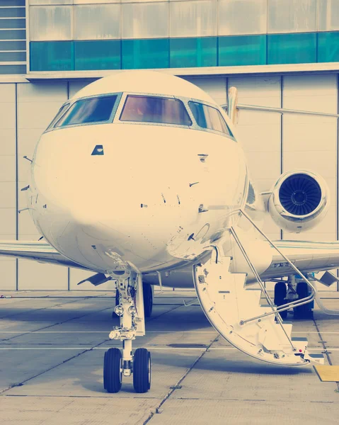 Privatjet im Hangar — Stockfoto