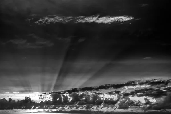 Чорно-біле драматичне небо на заході сонця Ліцензійні Стокові Зображення