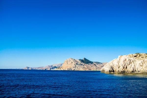 Deniz gökyüzü ve dağlar — Stok fotoğraf