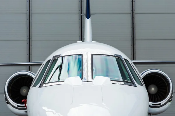 Jet privado en hangar — Foto de Stock