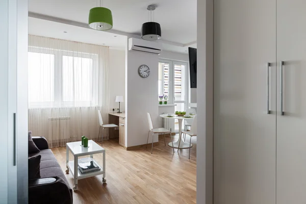 Inre av modern lägenhet i skandinavisk stil — Stockfoto