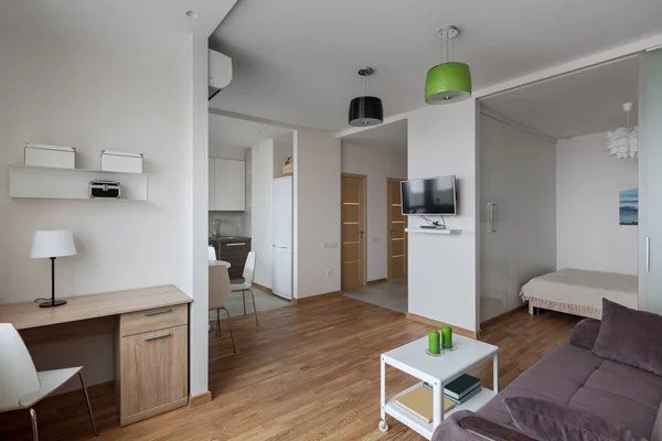 Interieur einer modernen Wohnung im skandinavischen Stil. Hinweis: alle Fotos / Abbildungen an den Wänden sind von mir gemacht und gedruckt. — Stockfoto