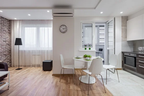 Interior de apartamento moderno en estilo escandinavo con cocina —  Fotos de Stock