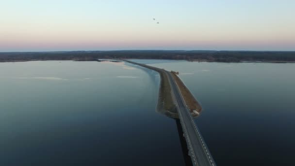 4k. vlucht over de weg in het water in het vroege voorjaar op zonsondergang, luchtfoto. — Stockvideo