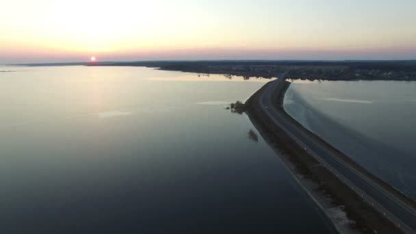 4K. Voo sobre a estrada na água no início da primavera no pôr do sol, vista aérea . — Vídeo de Stock