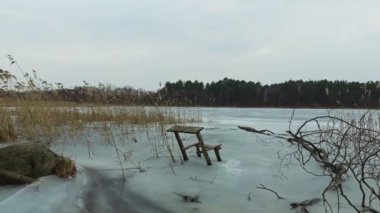 4k. Erken ilkbaharda yabani donmuş göl Panoramik görünümü, balıkçılık için güzel bir yer.