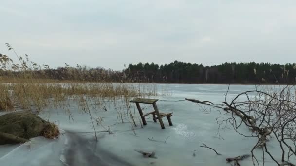 4K. panoramautsikt över vild frusen sjö i tidig vår, trevlig plats för fiske. — Stockvideo