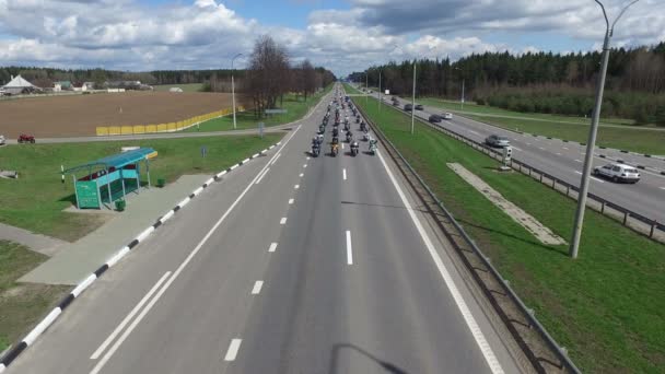 БЕЛАРУС, Минск - 23 апреля 2016 года: Парад открытия мотосезона с тысячами байкеров на дороге. Панорамный вид сверху. 4K-video . — стоковое видео