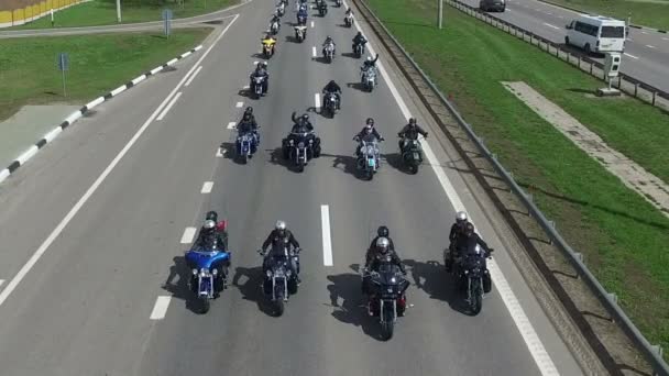 BELARUS, MINSK - 23 avril 2016 : Défilé d'ouverture de la saison moto avec des milliers de motards sur la route. Vue panoramique sur le dessus . — Video