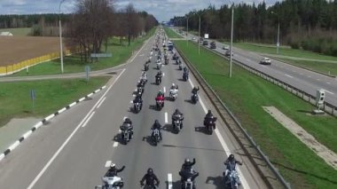 Belarus, Minsk - 23 Nisan 2016: Motosiklet sezonu bisikletçileri yolda binlerce geçit açma. Panoramik Üstten Görünüm.
