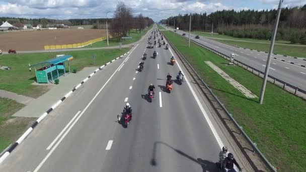 Bělorusko, Minsk - 23 dubna 2016: Motocyklové sezóny otevírání průvod s tisíce cyklistů na silnici. Panoramatický pohled shora. 4k-video. — Stock video