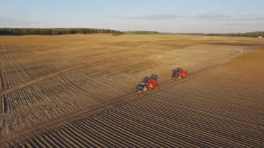 4 k. uçuş yukarıdaki taze ekili alanları Tarım makineleri, havadan panoramik görünümü ile gün batımında.