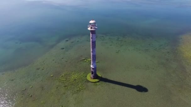 4 k. vlucht en opstijgen over de oude vuurtoren staande in de zee, panoramische luchtfoto. Estland, eiland Saaremaa - Kiipsaare tuletorn. — Stockvideo