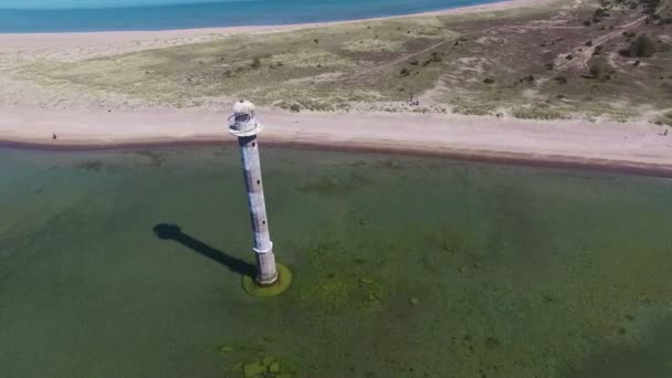 4 к. політ над старий маяк стоячи в морі, відкривається панорамний вид. Естонія, острів Сааремаа - Kiipsaare tuletorn. — стокове відео