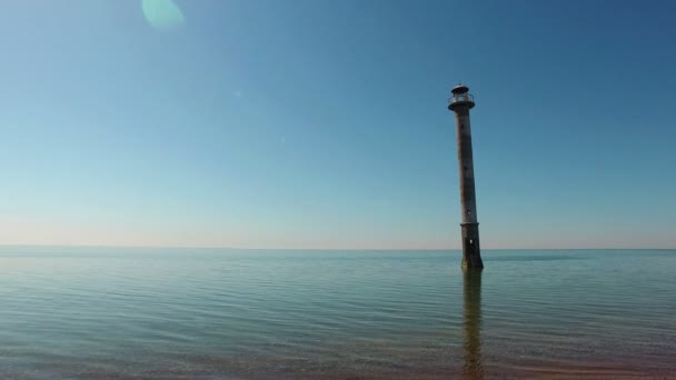 4K. Gammelt fyrtårn stående i havet, panoramaudsigt fra luften. Estland, Saaremaa ø - Kiipsaare tuletorn . – Stock-video