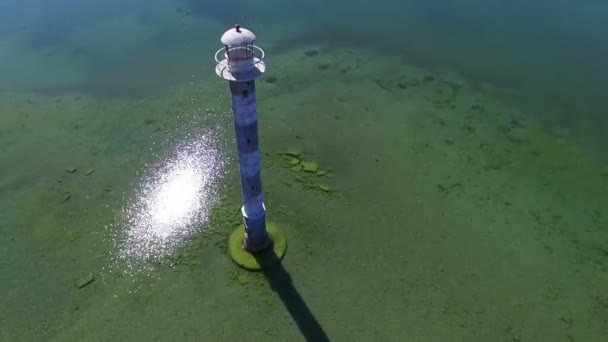 4K. Vuelo sobre viejo faro de pie en el mar, vista panorámica aérea. Estonia, isla Saaremaa - Kiipsaare tuletorn . — Vídeos de Stock