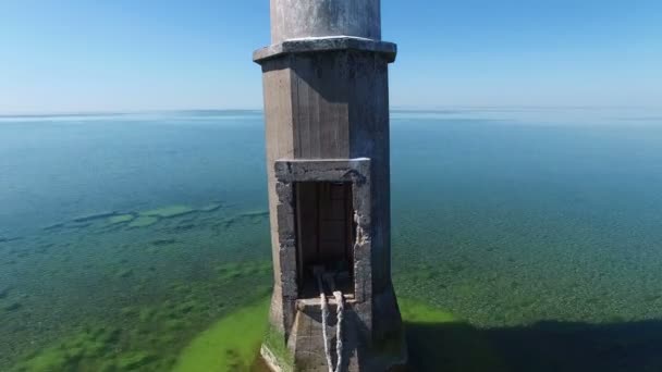 4 k. repülés és felszállás át a tengeren, légi panoráma régi világítótorony áll. Észtország, Saaremaa sziget - Kiipsaare tuletorn. — Stock videók