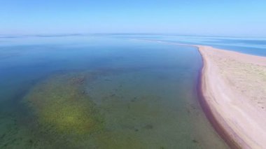 4 k. uçuş eski feneri ayakta denizin havadan panoramik görünümü üzerinde. Estonya, Saaremaa Adası - Kiipsaare tuletorn.