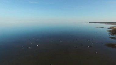 4 k. uçuş denizin panoramik manzaralı aile, hava günbatımı, tatil, suda ayakta taşlarla üzerinde. 