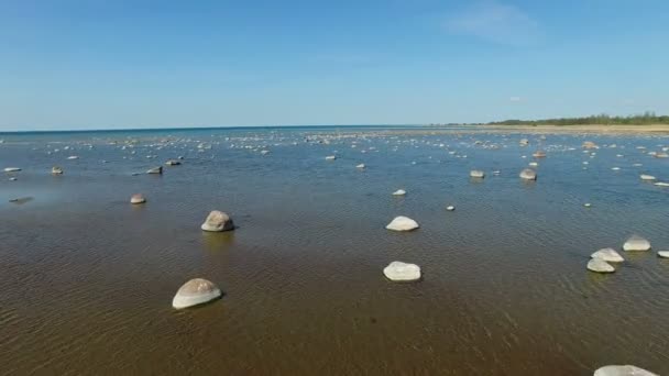 4K. Voo sobre o mar com pedras em pé na água e pássaros voadores, vista panorâmica aérea . — Vídeo de Stock